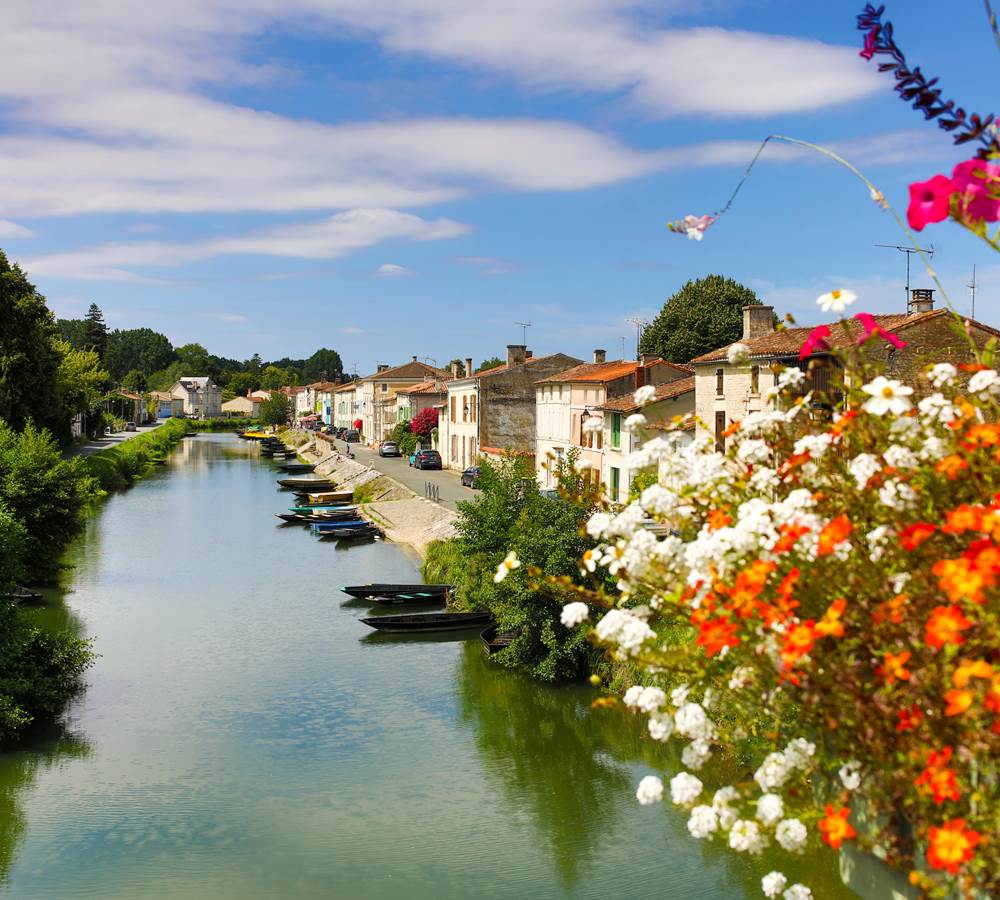 Village le long du canal