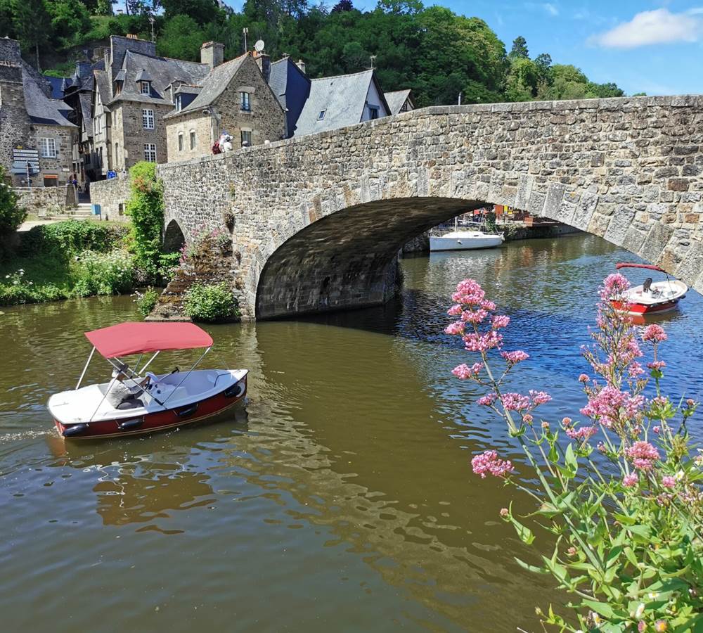 Dinan le port sur la Rance avec bateau électrique