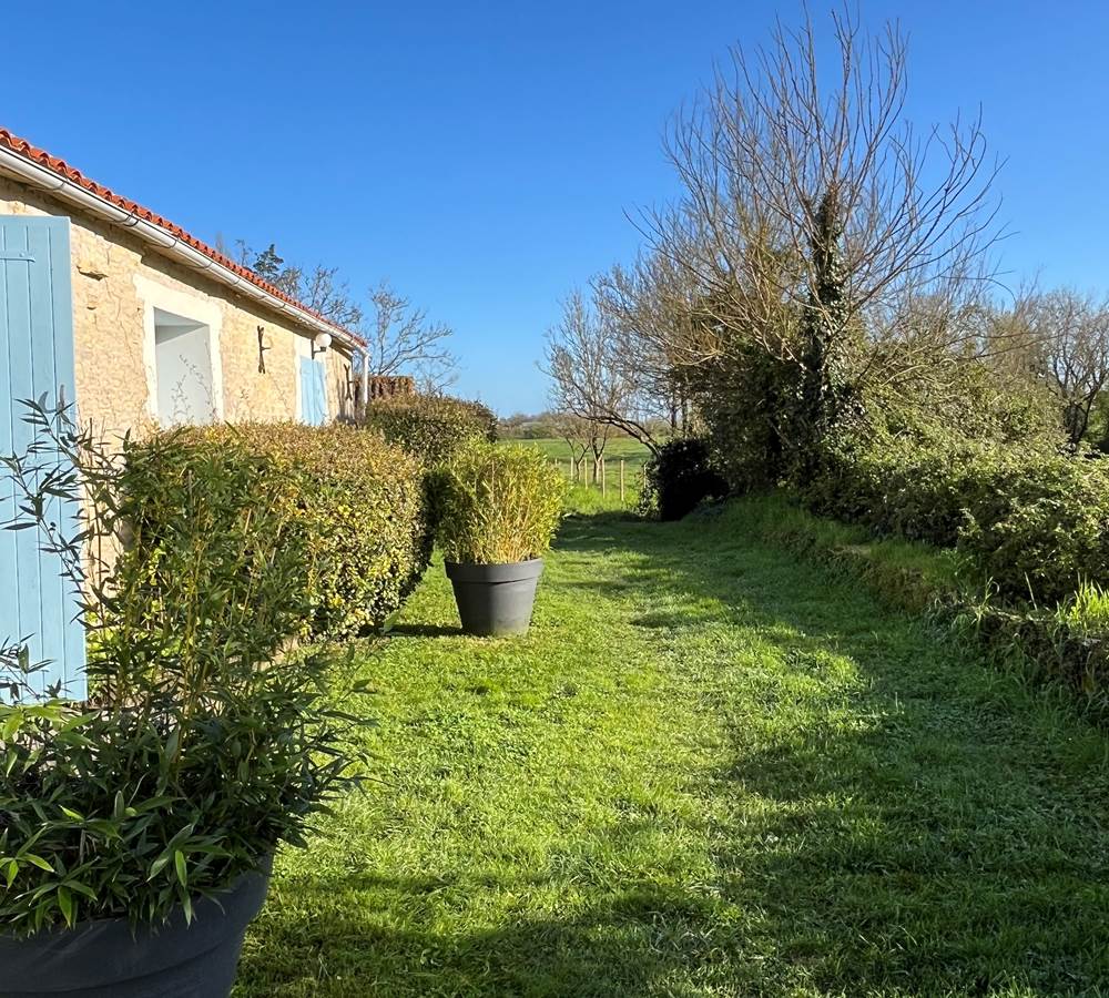 Entrée des gîtes et nouvelle allée pour rejoindre la piscine