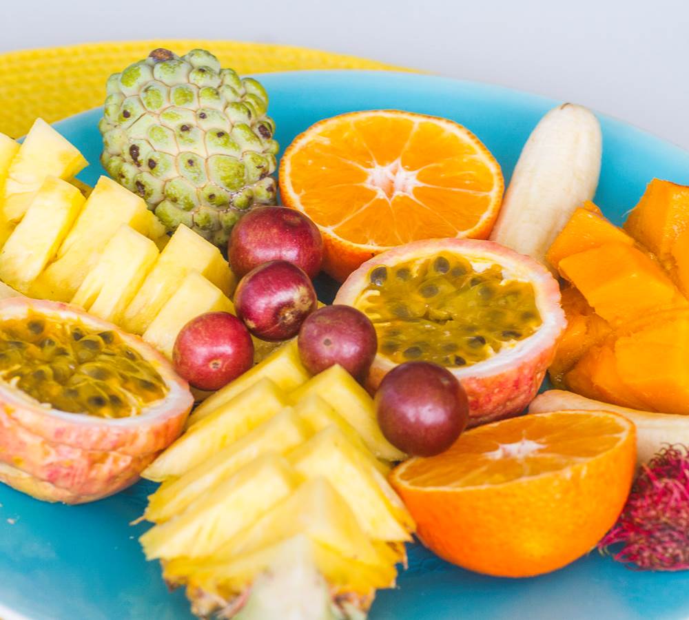 Iguane House villas & Micro Spa focus sur l'assiette de fruits de notre petit déjeuner tropical