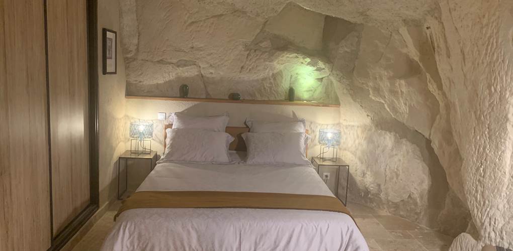 chambre-lit-queen-size-gite-couple-jacuzzi-chinon