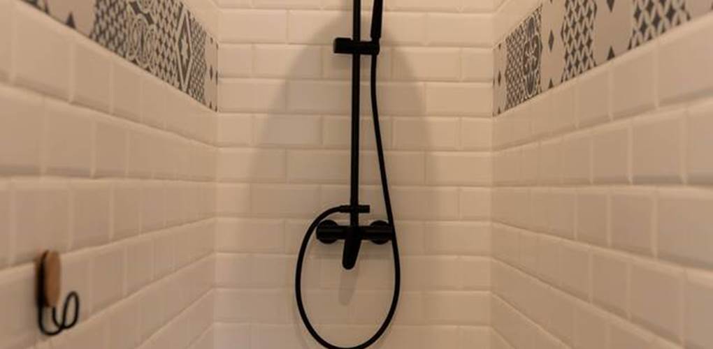 salle de bain avec douche à l'italienne