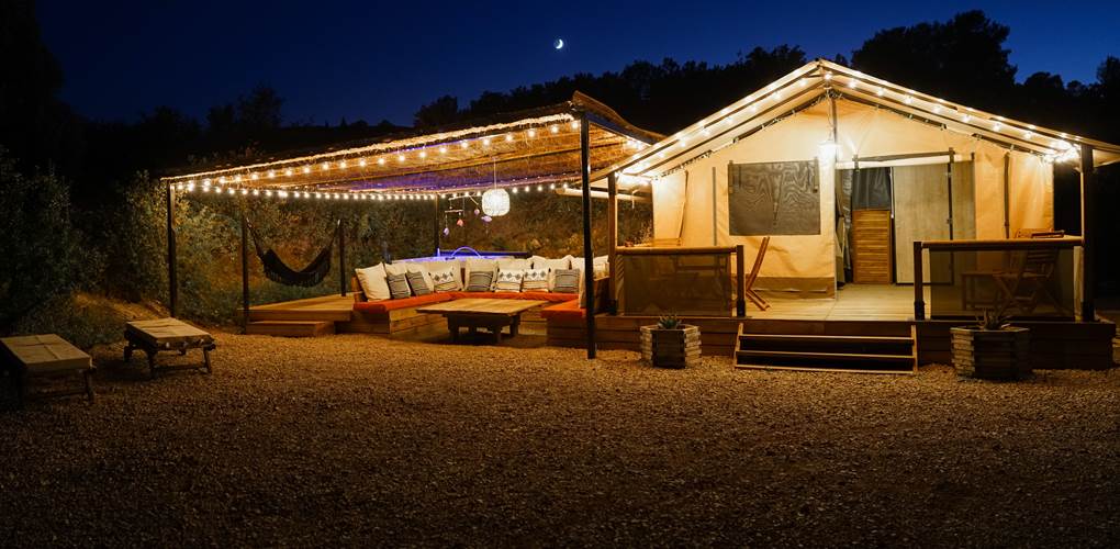 La cabane Ayana de nuit