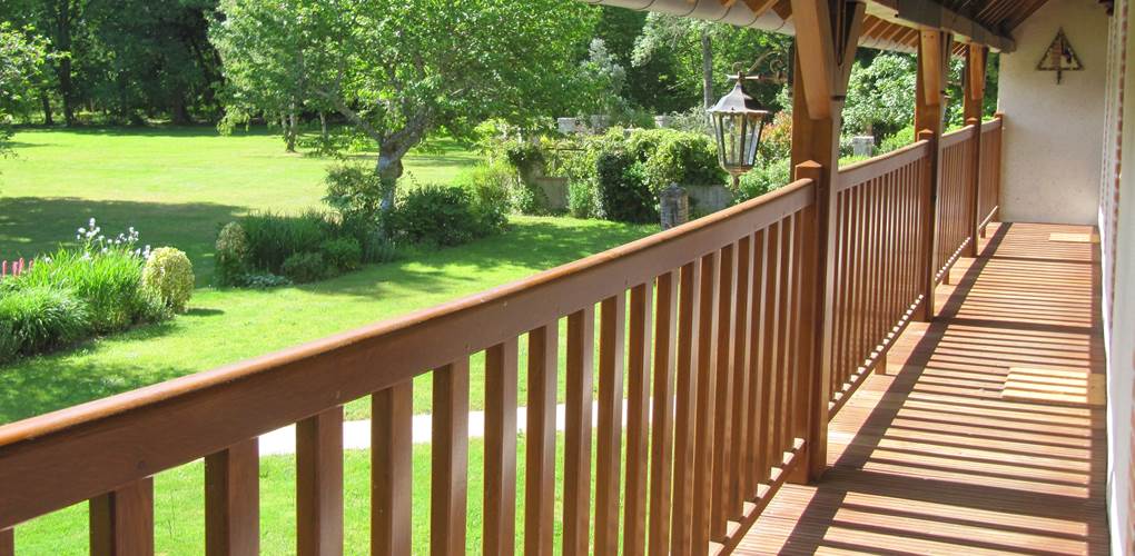 Pour accéder à votre chambre, empruntez une charmante coursive qui vous offrira une vue dégagée sur le magnifique parc.