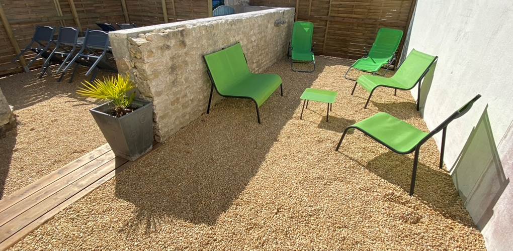 Terrasse privative avec coin salon et barbecue