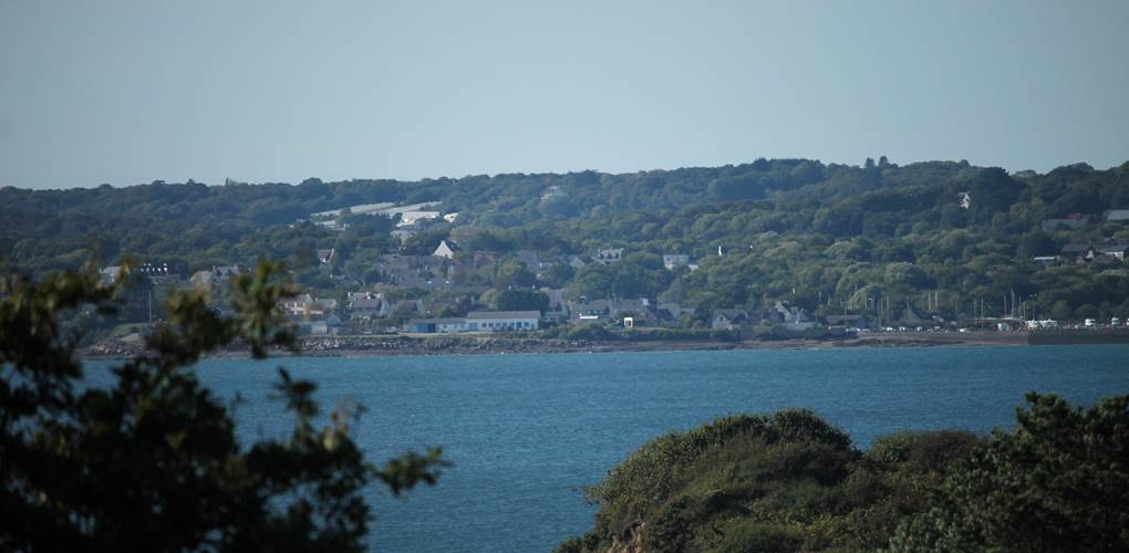 La côte est extrêmement découpées, vue d'ici, au delà du bras de mer, la presqu'ile de Plougastel-Daoulas