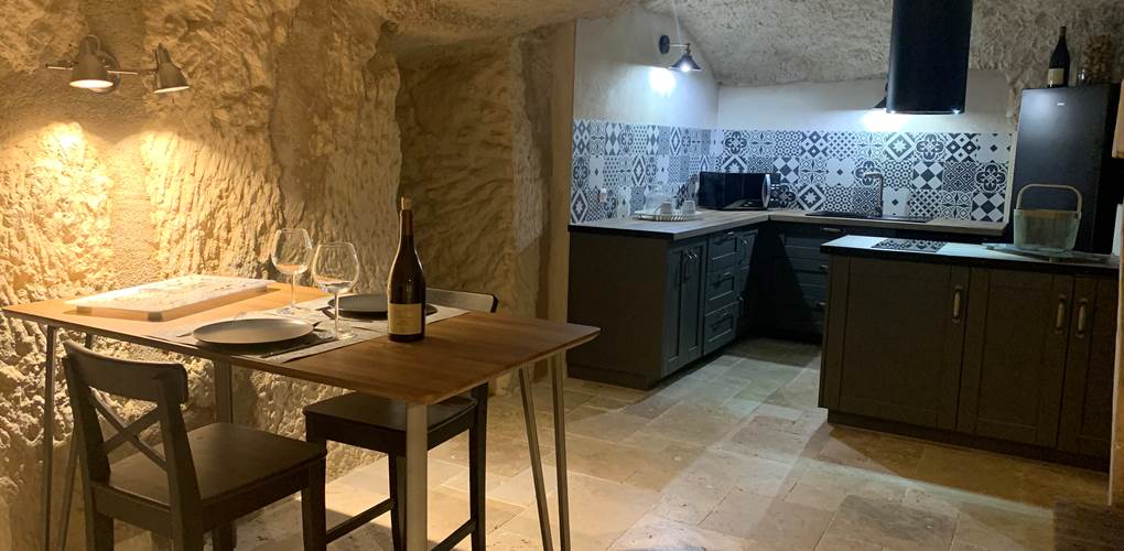 salle-a-manger-gite-couple-jacuzzi-spa-touraine