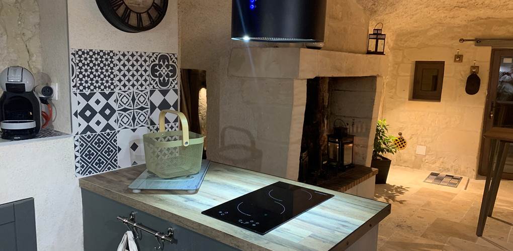 cuisine-equipee-troglodyte-gite-couple-chinon-touraine