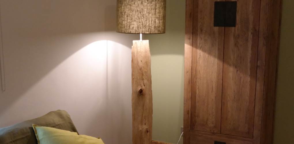 Lampe et canapé