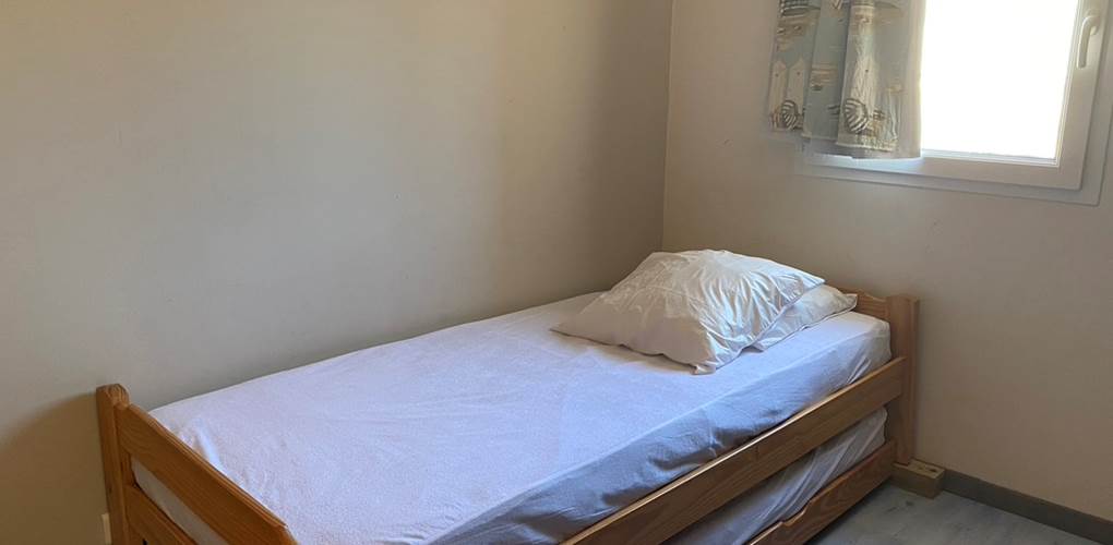 Espace nuit avec lit gigogne comprenant 2 lits de 90
