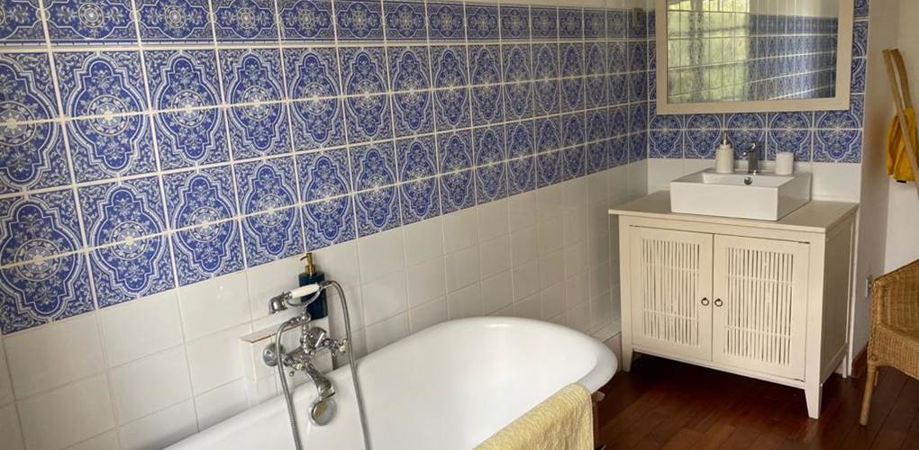 la salle de bain de la suite bleue