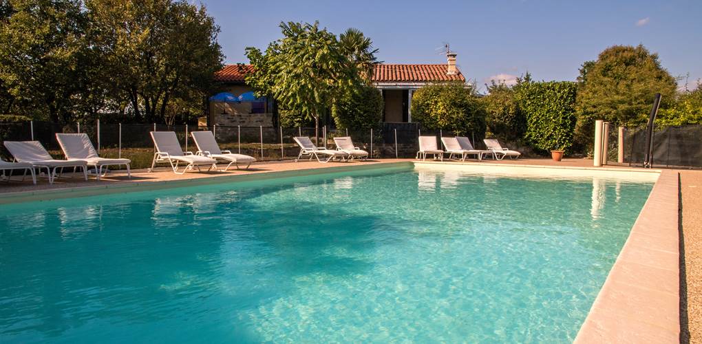 Piscine face gîtes