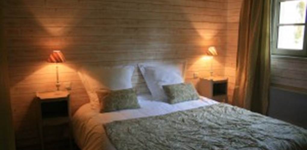La chambre du rez de chaussée, avec son lit en 160cm