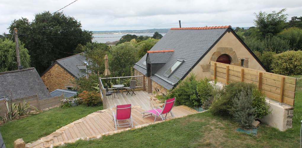 Le jardins avec ses terrasses en hauteur pour la maison de vacances