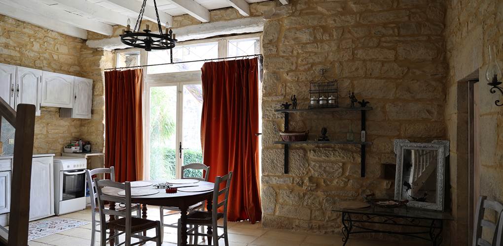 Chateau de Saint Chamarand, la TOUR medievale, salon, cuisine (2)