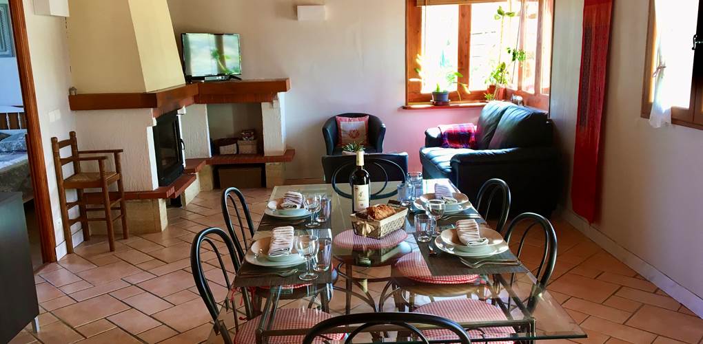 Vue de la cuisine sur la salle-à-manger et le salon