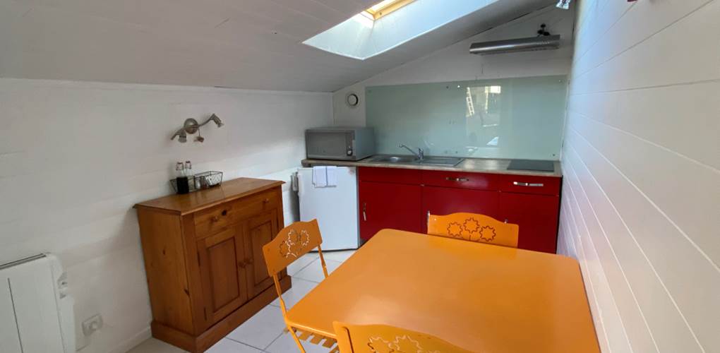 Pièce avec cuisine et coin repas