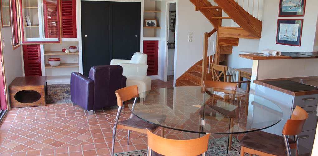 Gouelet-Ker "Ile de Sein", le salon au fond, la table des repas au premier plan.