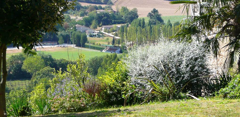 Saint Roch Tournecoupe gîte et chambres d'hôtes depuis jardin vers vallée