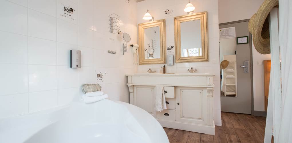 Salle de bain Supérieure Logis Hotel Relais de Vellinus Beaulieu-sur-Dordogne