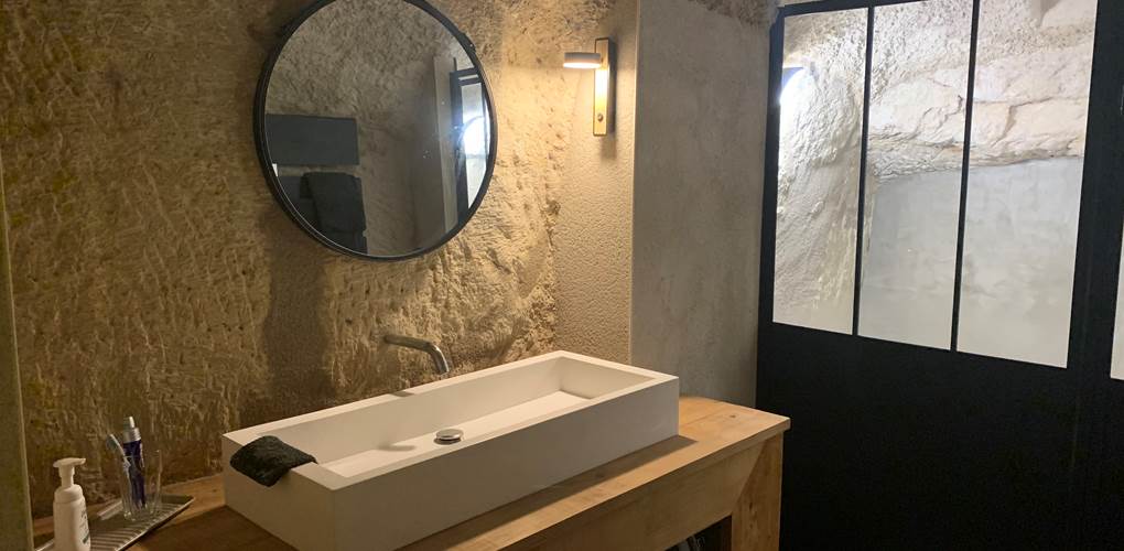 salle-de-bain-troglodyte-gite-couple-spa-jacuzzi-touraine