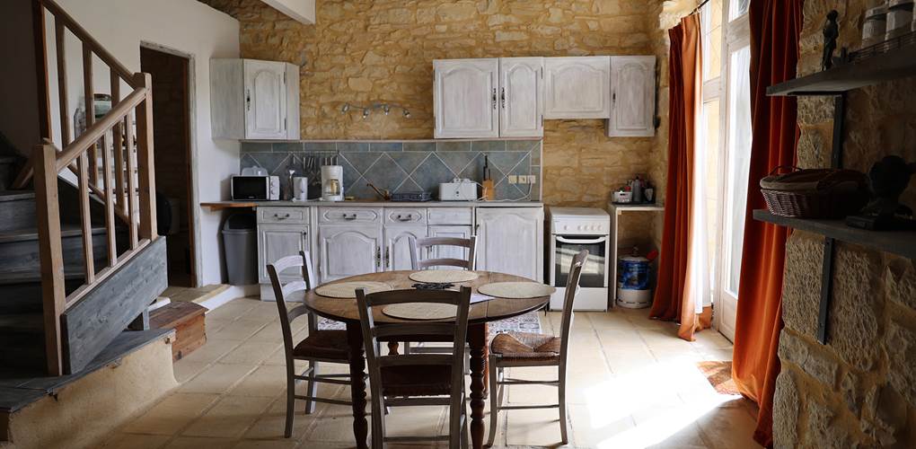 Chateau de Saint Chamarand, la TOUR medievale, salon, cuisine