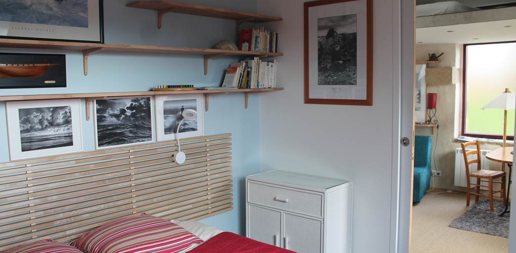 Gouelet-Ker "Ouessant" la chambre (lit de 160 cm) donne sur le séjour