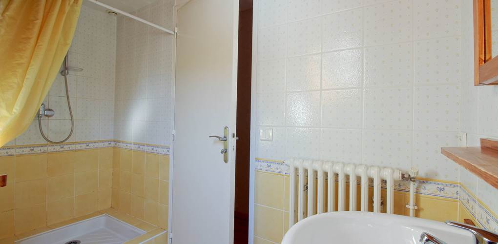 salle de bain jaune douche