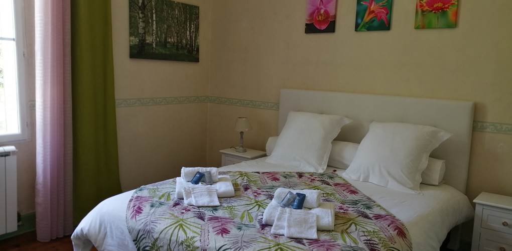 Le lit ensoleillé le matin