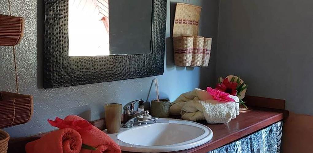 Salle de bain bungalow double Boraha Village