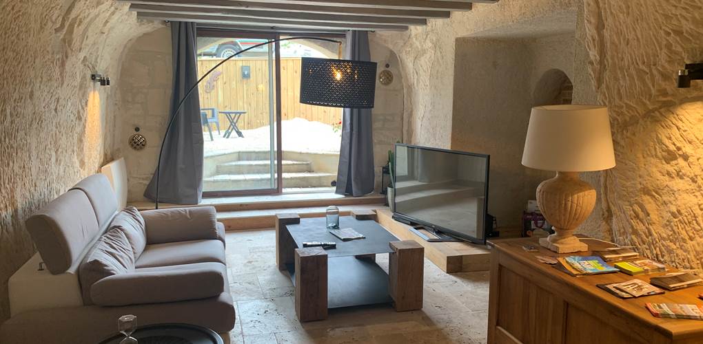 salon-troglodyte-ecran-plat-gite-couple-jacuzzi-chinon
