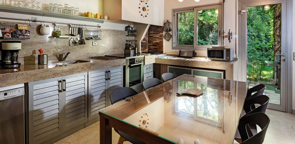 Cuisine donnant sur les 2 salles à manger