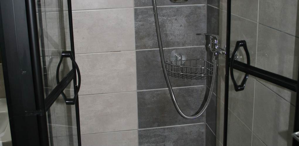 Salle de bain supérieure avec douche