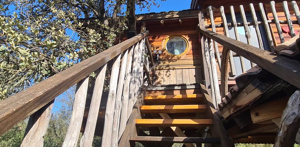 Un escalier en bois pour vous amener à 4m de hauteur