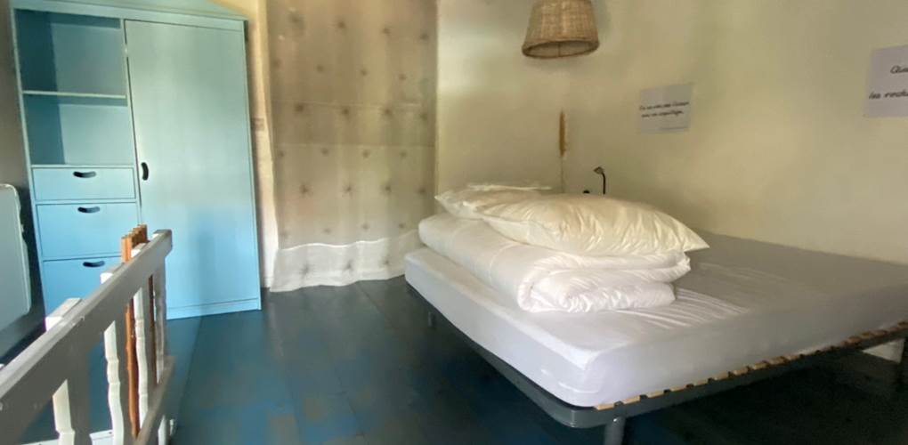 Chambre en duplex avec 1 lit de 140cm et salle d'eau