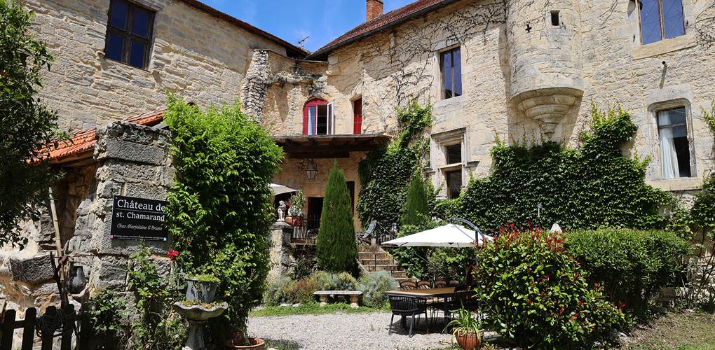 Chateau de Saint Chamarand - Exterieur, vue depuis la place du village