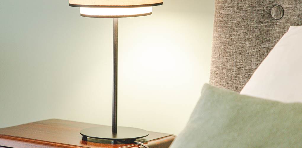 Présentation détaillée de la chambre à la fois raffinée et chic.