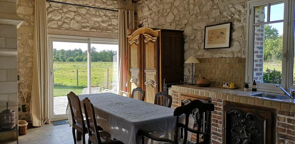 salon-droite-cheminee