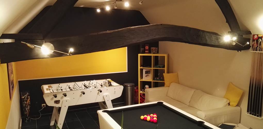 Salle de jeu: billard et baby foot