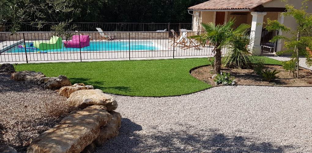 Vue piscine gîte Rires de Provence Luberon Lub'heureux
