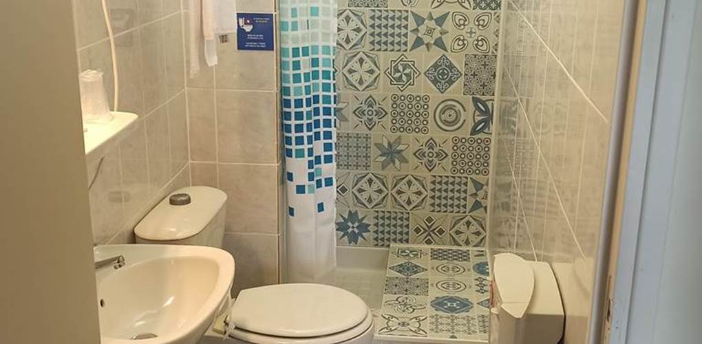 Salle de bain économique avec douche