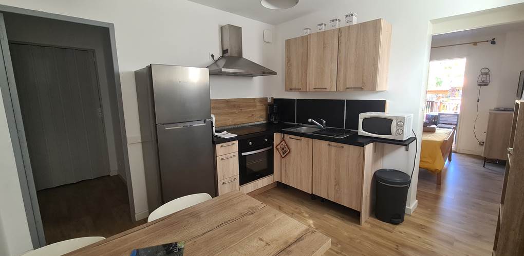 Une cuisine bien équipée avec tout le nécessaire pour 5 personnes