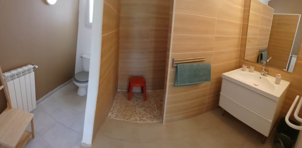 Chambre d'hôtes supérieure CIGALEO salle d' eau avec WC