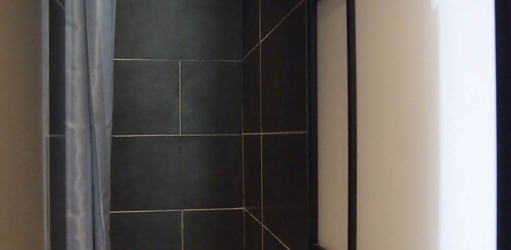 Douche italienne avec galets au sol