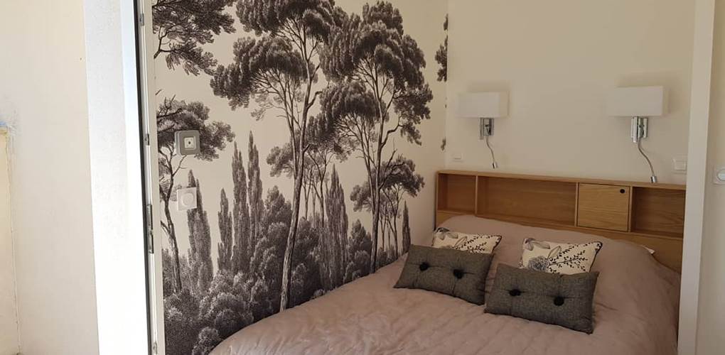 Chambre_gîte_luberon_moments_intenses_pins_et_cyprès