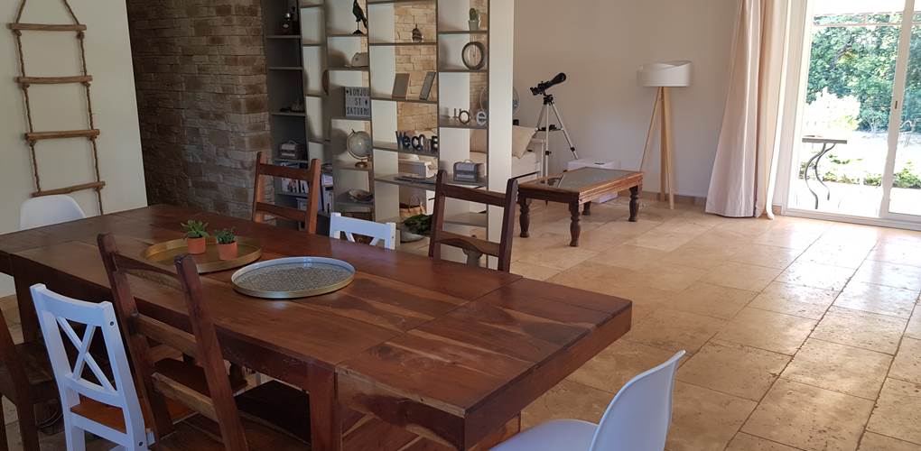 Cuisine et salle de jeux gite Luberon Lub'heureux; Moments merveilleux en Provence