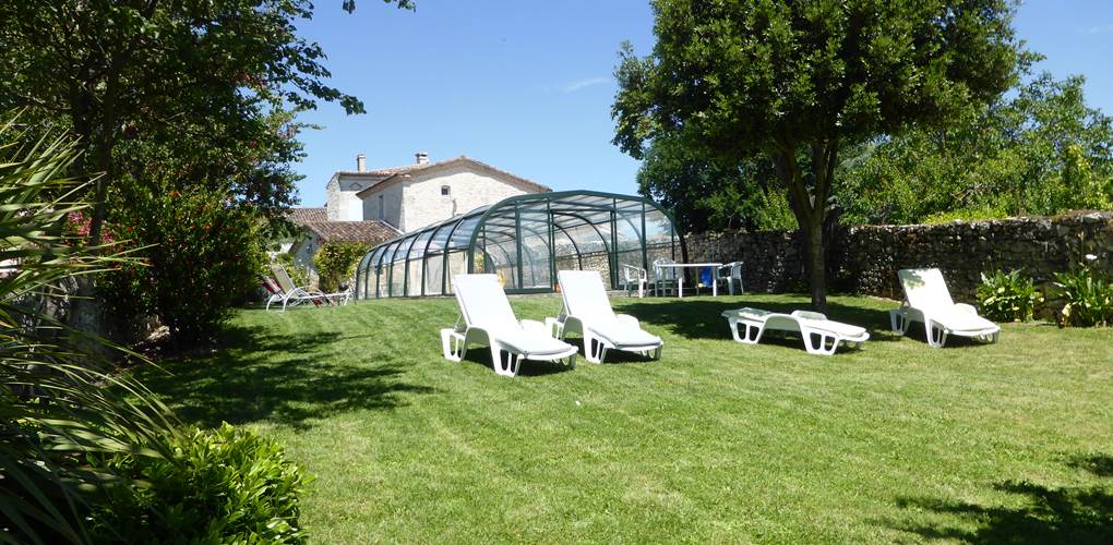 Saint Roch jardin piscine2.jpg