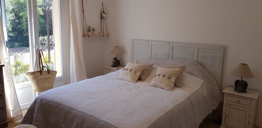Gîte Luberon Lub'heureux grande chambre accès terrasse et jardin