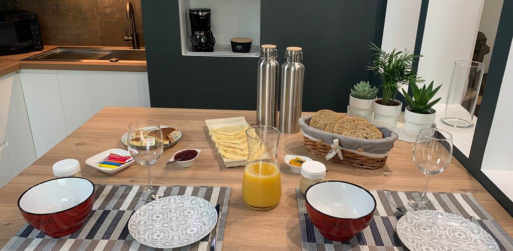 Petit déjeuner dans la chambre, option payante