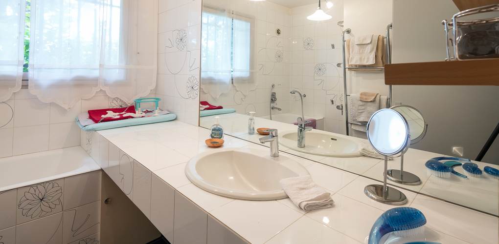 Baignoire et Douche suite parentale rez-de-chausée